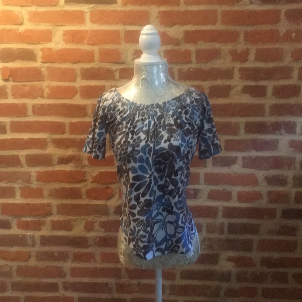 Loft hibiscus short sleeve on/off shoulder top!